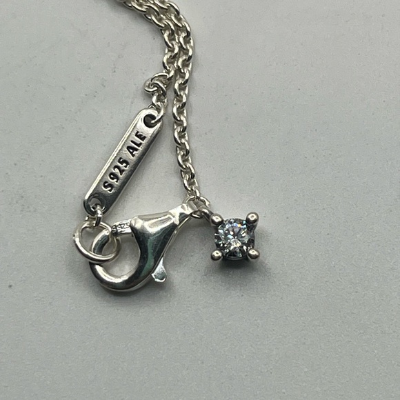 Pandora double heart sparkling collier necklace. Chain is 18” but can be shorter - Picture 5 of 5
